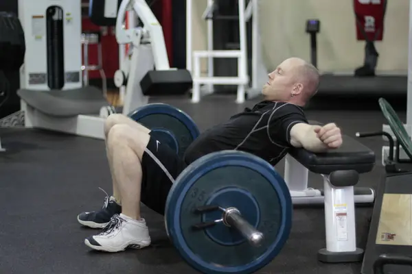 Foto del ejercicio hip thrust con barra